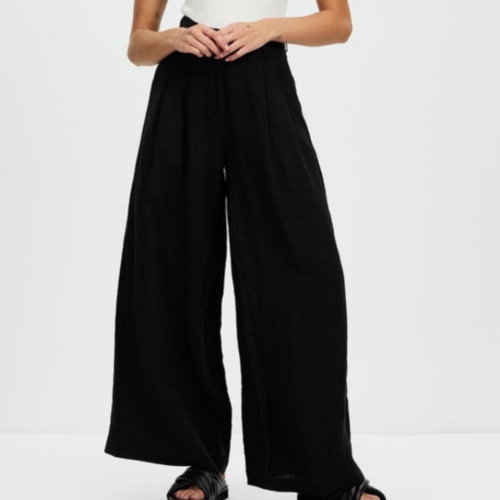 High waisted wide leg linen trousers Size 6 NWT Australian brand Aere